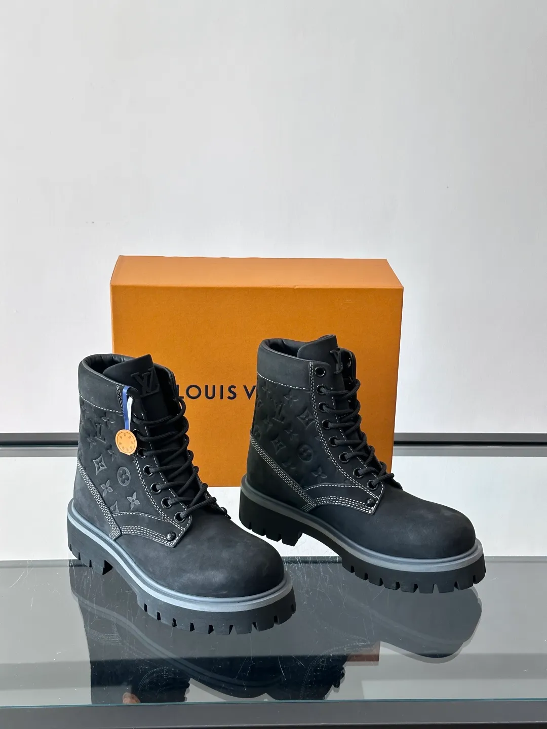 [L Home] Top P: 920💰 Size: 39-44 (45 can be customized) LOUIS VUITTON Louis Vuitton ss25 LV Donkey brand new thick-soled lace-up big-toe shoes men's casual shoes high-top short boots. These boots are crafted from top-grain calf leather for a lightweight and comfortable fit. The thick EVA outsole is embellished with eye-catching ridges, and the trendy attitude of being both strong and soft makes it an everyday choice. ✔Upper: imported first-layer cowhide ✔Lining: cowhide ✔Outsole: original molded outsole